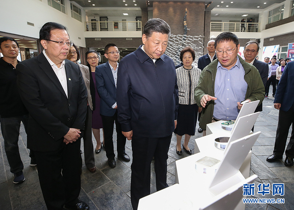 5月2日，中共中央总书记、国家主席、中央军委主席习近平来到北京大学考察。这是习近平在北京大学金光生命科学大楼一层大厅仔细察看科研装置和实物模型。