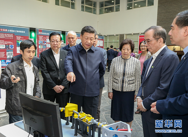 5月2日，中共中央总书记、国家主席、中央军委主席习近平来到北京大学考察。这是习近平在北京大学金光生命科学大楼一层大厅仔细察看科研装置和实物模型。2