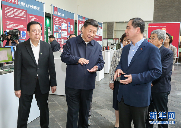 5月2日，中共中央总书记、国家主席、中央军委主席习近平来到北京大学考察。这是习近平在北京大学金光生命科学大楼一层大厅同科研人员亲切交谈。