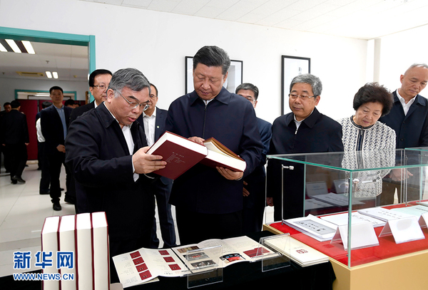 5月2日，中共中央总书记、国家主席、中央军委主席习近平来到北京大学考察。这是习近平在北京大学国际马克思主义文献中心察看馆藏马克思主义典籍。