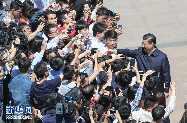 5月2日，中共中央总书记、国家主席、中央军委主席习近平来到北京大学考察。这是习近平离开学校时同道路两旁师生亲切握手。