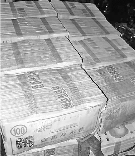 整整一旅行箱的分手费,200万元。 点击进入下一页