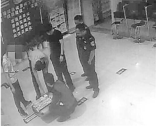 男主(打码)在派出所确认遗失物品。
据监控 点击进入下一页