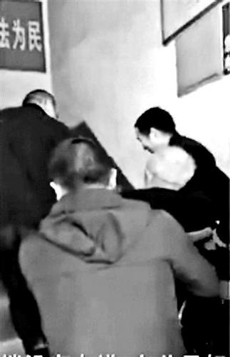 九旬老人办社保年审被抬上3楼 窗口现已搬到1楼