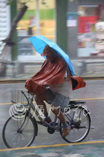 厦门遇暴雨开启看海模式 居民划皮艇出入小区