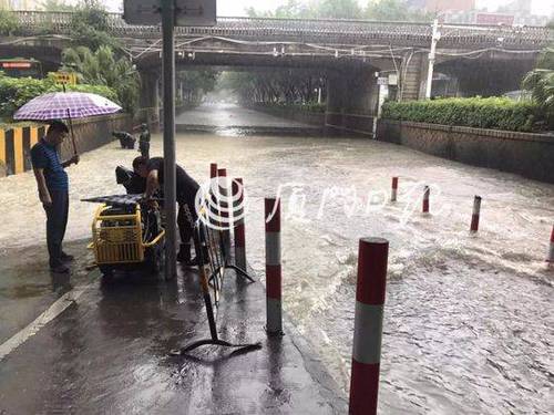 厦门遇暴雨开启看海模式 居民划皮艇出入小区