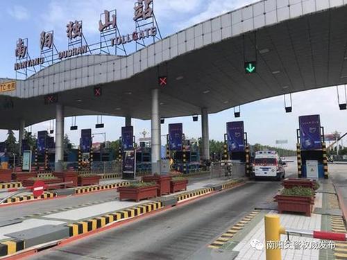 女婴晚高峰时间紧急转诊 交警为其开辟生命通道