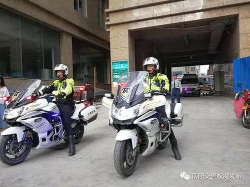 女婴晚高峰时间紧急转诊 交警为其开辟生命通道