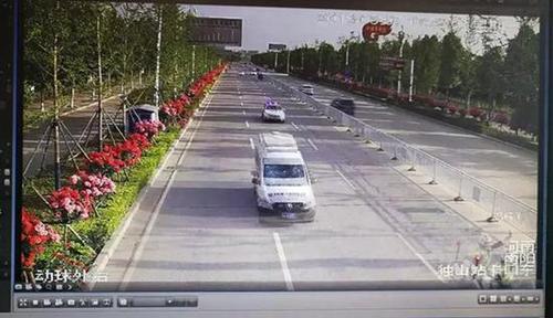 女婴晚高峰时间紧急转诊 交警为其开辟生命通道