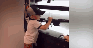 女子诱导4岁男孩玩狙击步枪 不料熊孩子竟是老手