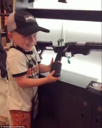 女子诱导4岁男孩玩狙击步枪 不料熊孩子竟是老手