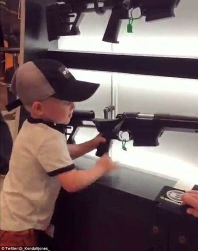 女子诱导4岁男孩玩狙击步枪 不料熊孩子竟是老手