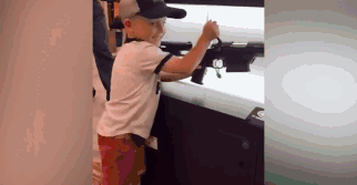 女子诱导4岁男孩玩狙击步枪 不料熊孩子竟是老手