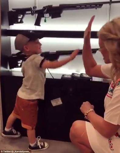 女子诱导4岁男孩玩狙击步枪 不料熊孩子竟是老手