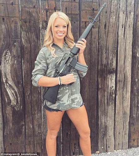 女子诱导4岁男孩玩狙击步枪 不料熊孩子竟是老手