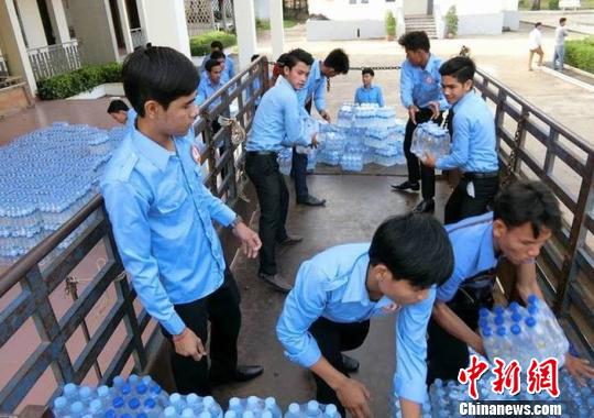 图为当地政府组织清洁水饮用水运到村庄。当地《柬中时报》提供