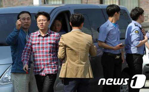 韩国男子听说被判8个月 一把推开女警逃出法庭