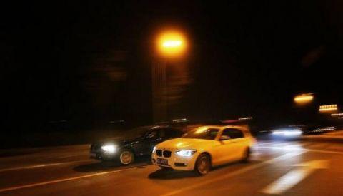 女子闹市飚车至154码 对手将车开进公安局避难