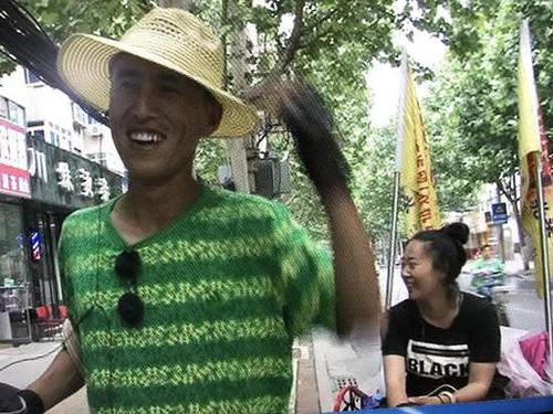 甘肃男子人力车拉女友去威海看海 女友:能到就结婚