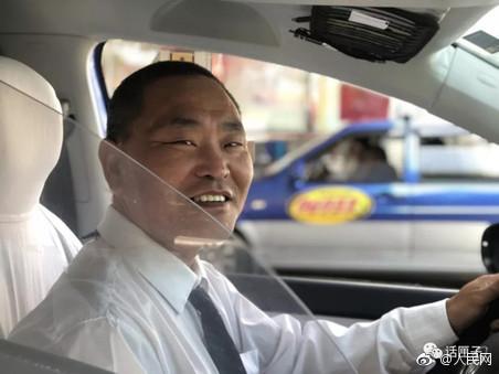 上海出租车里开起便利店司机提成15% 网友吵翻天