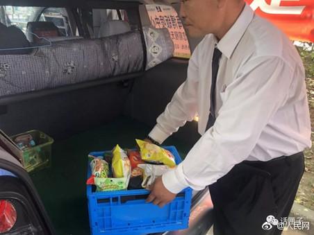 上海出租车里开起便利店司机提成15% 网友吵翻天