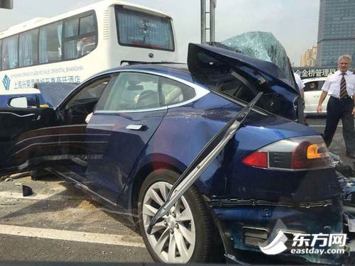 上海中环高架发生撞车:特斯拉撞隔离墩严重变形