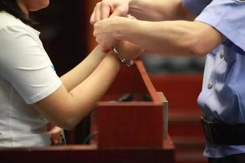 女子自制炸弹想抢银行100万 详细步骤写了32页纸