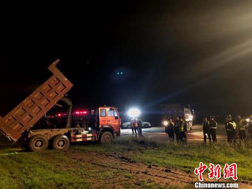 扬州泰州机场恢复运营受损公务机被拖至指定停机位