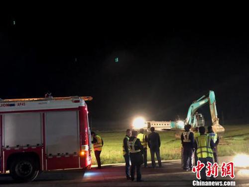 图为一公务机冲出跑道，扬州泰州国际机场多部门现场联合处置。　崔佳明 摄