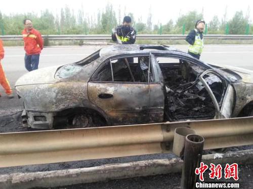 高速交警联合消防、路政部门将大火扑灭后,起火轿车已被烧毁。山西高速交警五支队七大队提供 高速交警联合消防、路政部门将大火扑灭后,起火轿车已被烧毁。山西高速交警五支队七大队提供