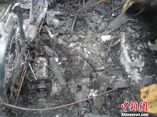 目前,被烧毁的偷油车已被拖回山西高速交警五支队七大队做进一步调查。山西高速交警五支队七大队提供 目前,被烧毁的偷油车已被拖回山西高速交警五支队七大队做进一步调查。山西高速交警五支队七大队提供