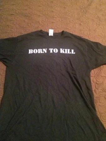 社交媒体上晒出的T恤，写着“生来为了杀戮” （图自：纽约时报)