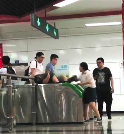 乘客集体跳闸逃票2