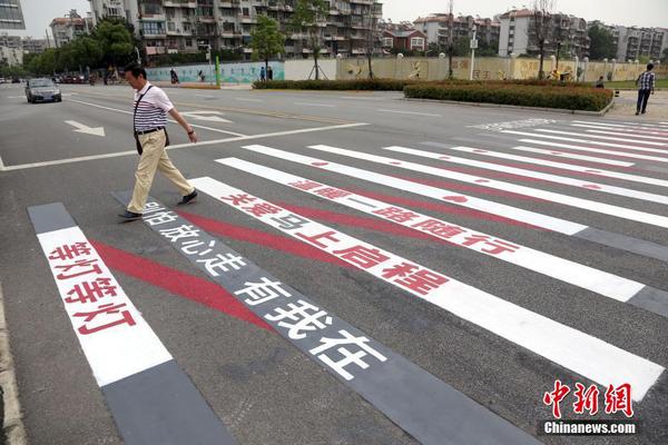 5月23日，在武汉市东西湖区花园中路一斑马线上，写着“多谢你等我；别怕，放心走，有我在；等灯、等灯！”的温馨提示语，让过往车主和行人感到阵阵暖心。斑马线上的提示语不仅让人耳目一新，而且温暖的提示语让司机和行人之间有了更多的理解和沟通渠道。2