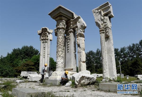5月23日，工作人员在清理圆明园远瀛观遗址内的杂草。近日，圆明园管理处启动对远瀛观遗址的保护加固工作，将用土胚砖加固解决坍塌问题，加强石柱稳定性监测，做好夯土表面径流排水，驱除虫蛀等病害，预计工期120天。