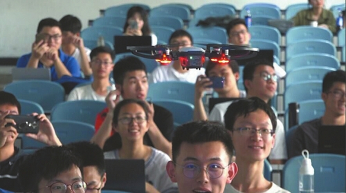 魏骁勇研发的人脸识别无人机出现在川大课堂。 点击进入下一页