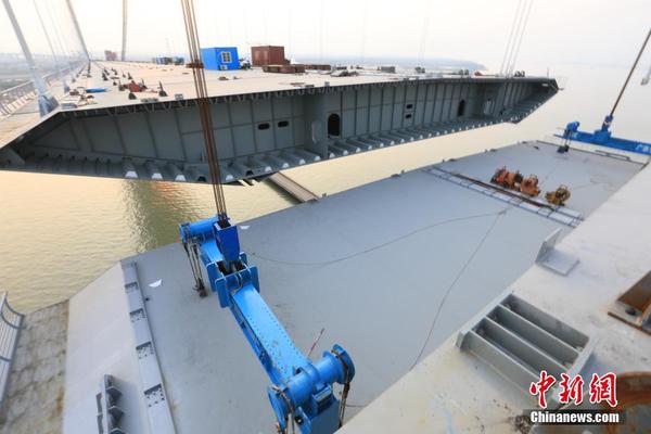 5月25日，通过3小时的钢箱梁吊点连接、安装永久吊索等程序后，被誉为“世界第一跨度钢箱梁悬索桥”——跨径达1688米的坭洲水道桥合龙，后续将跨台风期开展钢箱梁焊接以及主缆防护等作业。项目将于2019年上半年建成通车。 2