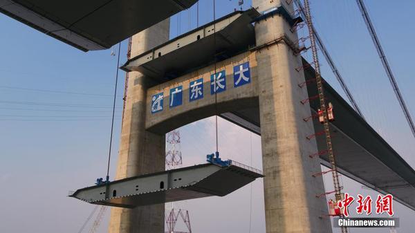 5月25日，通过3小时的钢箱梁吊点连接、安装永久吊索等程序后，被誉为“世界第一跨度钢箱梁悬索桥”——跨径达1688米的坭洲水道桥合龙，后续将跨台风期开展钢箱梁焊接以及主缆防护等作业。项目将于2019年上半年建成通车。 3