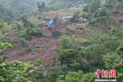 桃树坪滑坡现场。　钟欣 摄