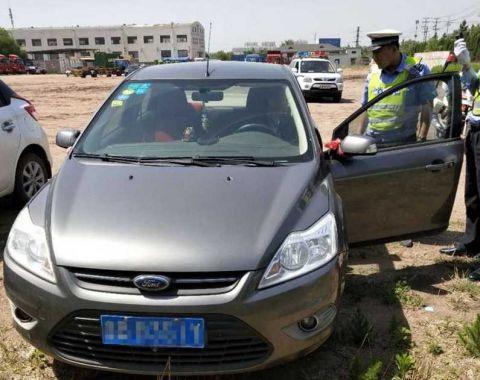 酒驾司机见查车掉头就跑 停车场里被抓狂飙演技