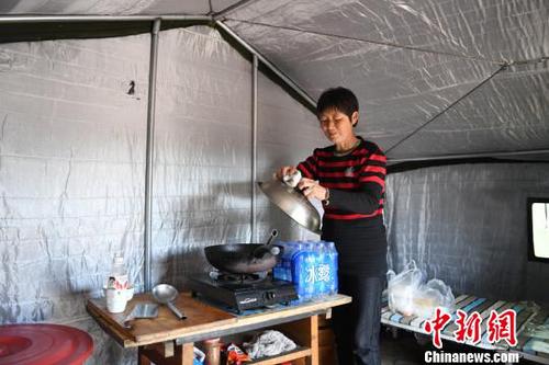 村民在临时帐篷中继续新一天的生活 张瑶 摄