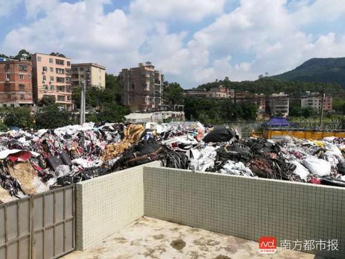 广州一大街塑料等垃圾堆成山 街道每天浇水防起火