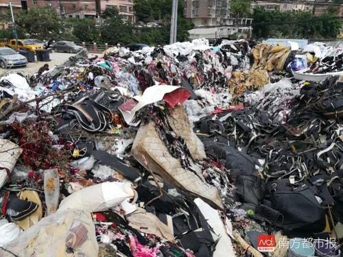 广州一大街塑料等垃圾堆成山 街道每天浇水防起火