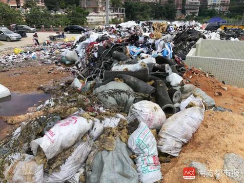 广州一大街塑料等垃圾堆成山 街道每天浇水防起火