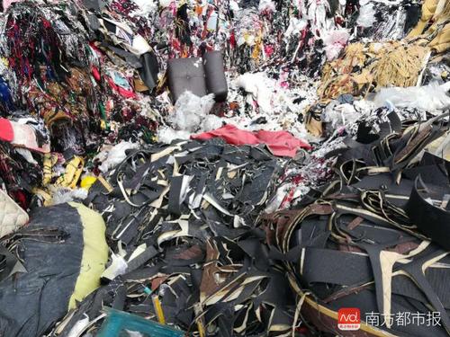 广州一大街塑料等垃圾堆成山 街道每天浇水防起火