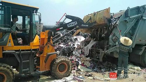 广州一大街塑料等垃圾堆成山 街道每天浇水防起火