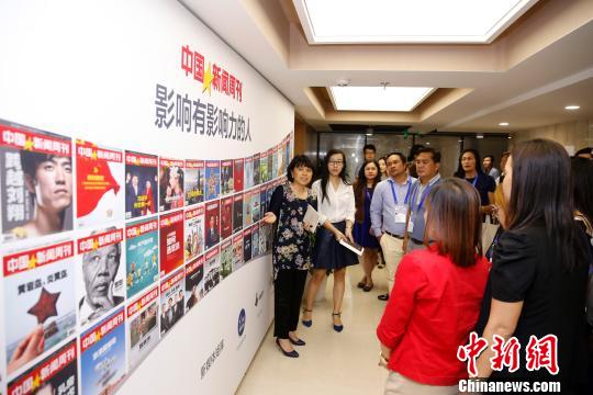 5月29日，菲律宾新闻官员和记者研修班在北京参访中国新闻社。图为参观中国新闻周刊。　韩海丹 摄