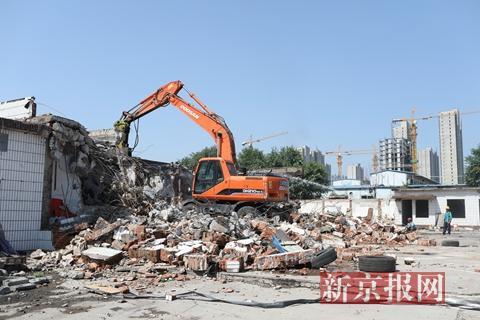 北京海淀拆除私搭乱建 因十几对燕子哺育幼鸟延后