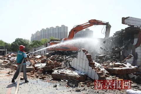 北京海淀拆除私搭乱建 因十几对燕子哺育幼鸟延后