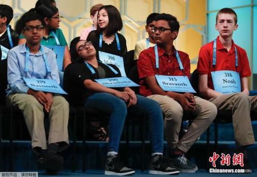 轮候选手场下酣睡。 点击进入下一页